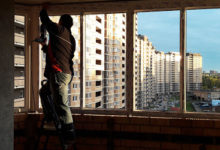 Установка и ремонт окон: разнообразные работы по остеклению и обустройству балконов и лоджий