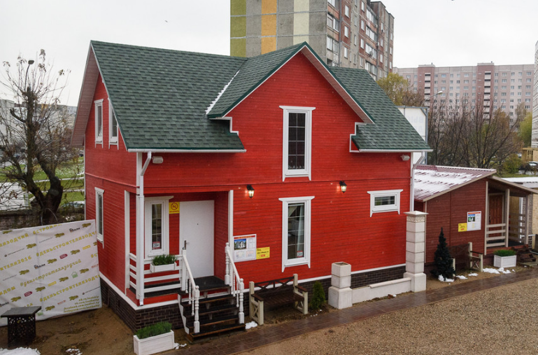 Постройка теплых красных каркасных домов