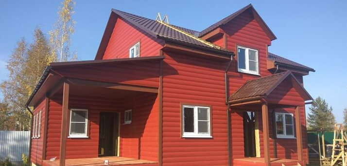 Постройка теплых красных каркасных домов
